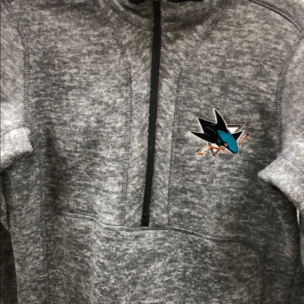 San José sharks zip up